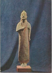 Статуэтка мужчины в коническом головном уборе. 550-540 годы до н.э. Известняк, следы красной краски. Из Левконикона, область Фамагуста (Никозия, Кипрский музей)